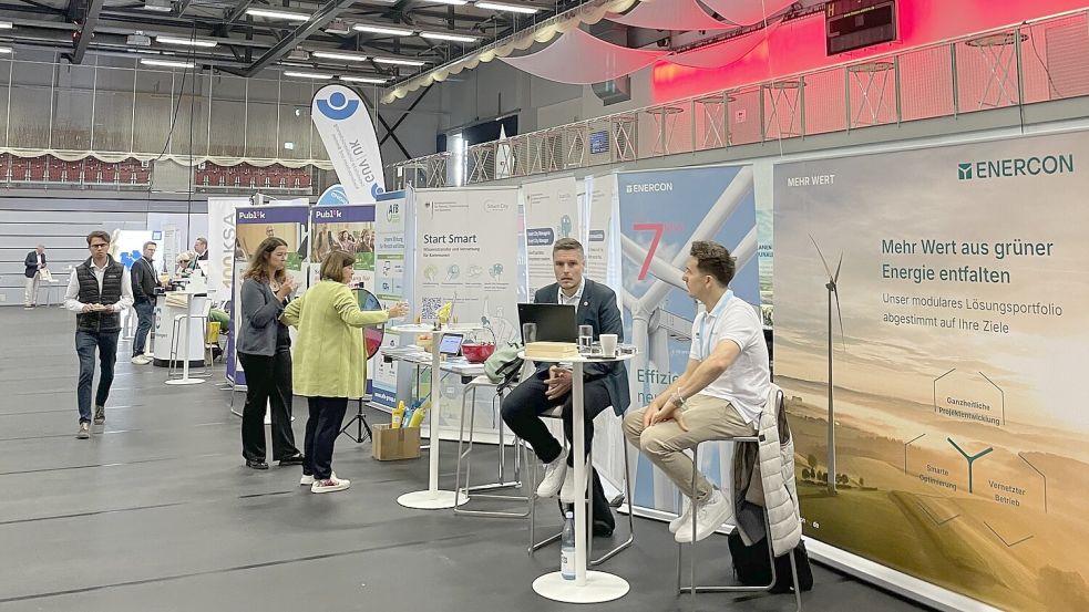 In der Sparkassen-Arena präsentierten sich zahlreiche Aussteller auf einer kleinen Messe, unter ihnen auch das Auricher Unternehmen Enercon. Foto: Julia Conrads