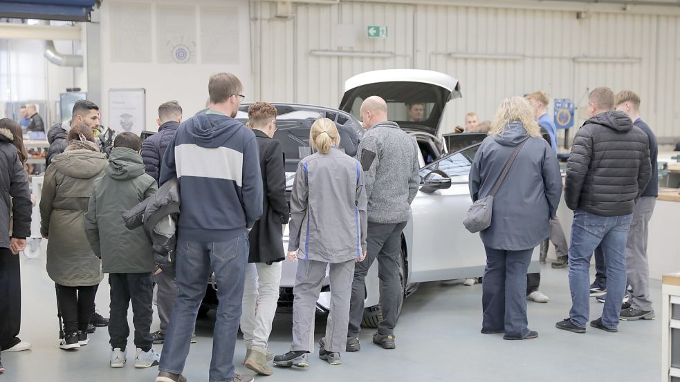 Einblicke in die Produktion von VW Emden: Junge Leute informieren sich beim Berufsinformationstag über eine mögliche Ausbildung. Foto: Volkswagen AG Emden
