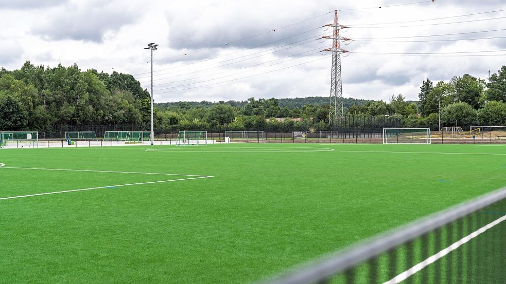 Ein Jahr nach dem Baubeginn am 4. Juli 2024 ist die neue Sportanlage mit drei Fußballplätzen fertiggestellt worden. Dort treffen BW Schinkel und der VfL Osnabrück zu einem Benefizspiel aufeinander. Foto: Steve Weber