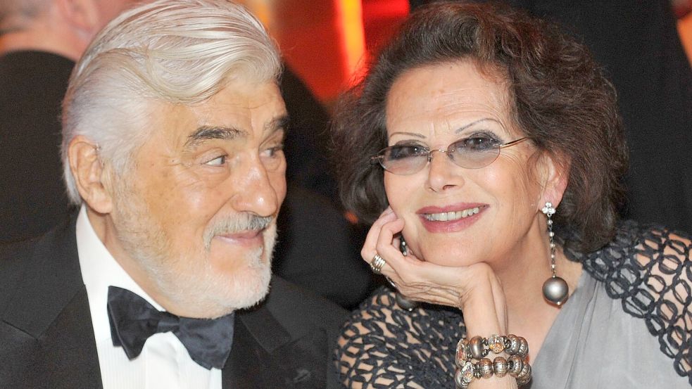 Der Schauspieler Mario Adorf und Claudia Cardinale sitzen 2010 bei der Verleihung des Deutschen Entertainment-Preises DIVA nebeneinander. Foto: Andreas Gebert