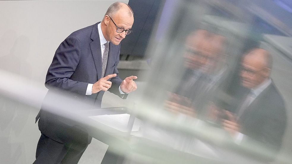 Der Kanzler verteidigt im Bundestag seinen Reformkurs. Foto: Michael Kappeler/dpa