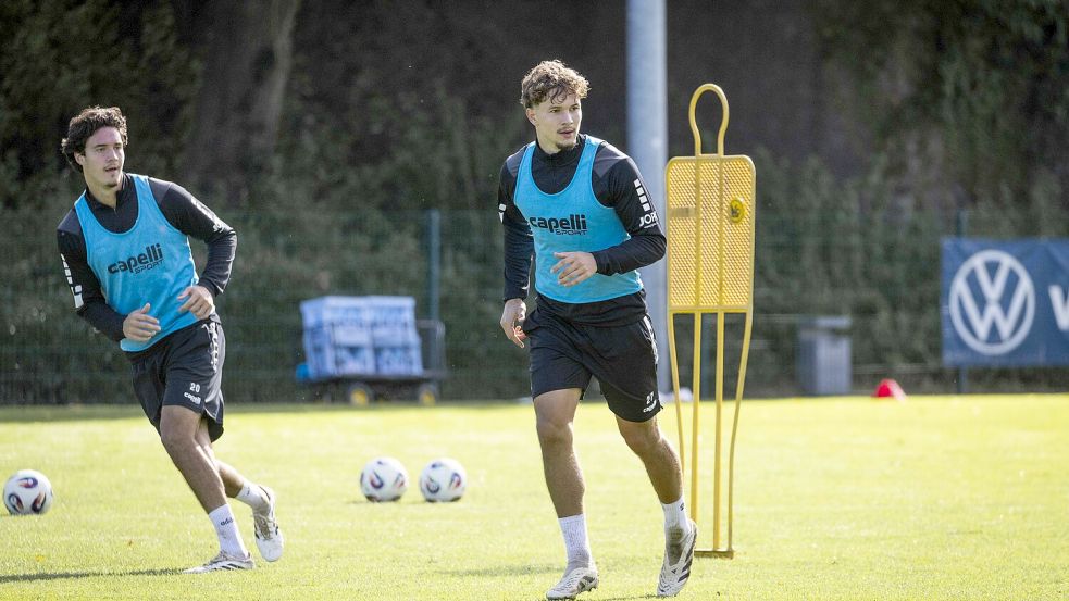 Am Dienstag noch im Training, am Mittwoch aber krank: Robin Fabinski vom VfL Osnabrück könnte auch am Sonntag in Köln ausfallen. Theo Janotta (im Hintergrund) könnte ihn dort ersetzen. Foto: Swaantje Hehmann