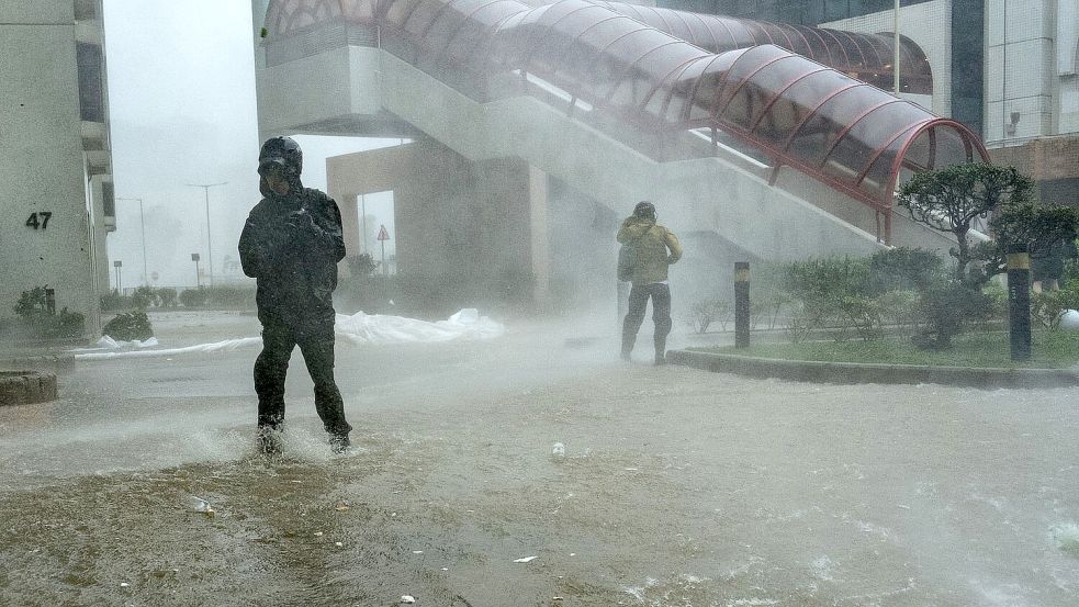 „Ragasa“ brachte heftigen Regen in die betoffenen Gebiete. Foto: Chan Long Hei/AP/dpa