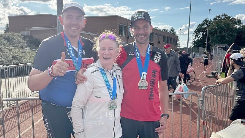 Daumen hoch für die Triathleten des MTV Aurich: Daniel Duitscher, Marion Steinmeier und Holger Onkes freuten sich über den Zieleinlauf. Fotos: privat