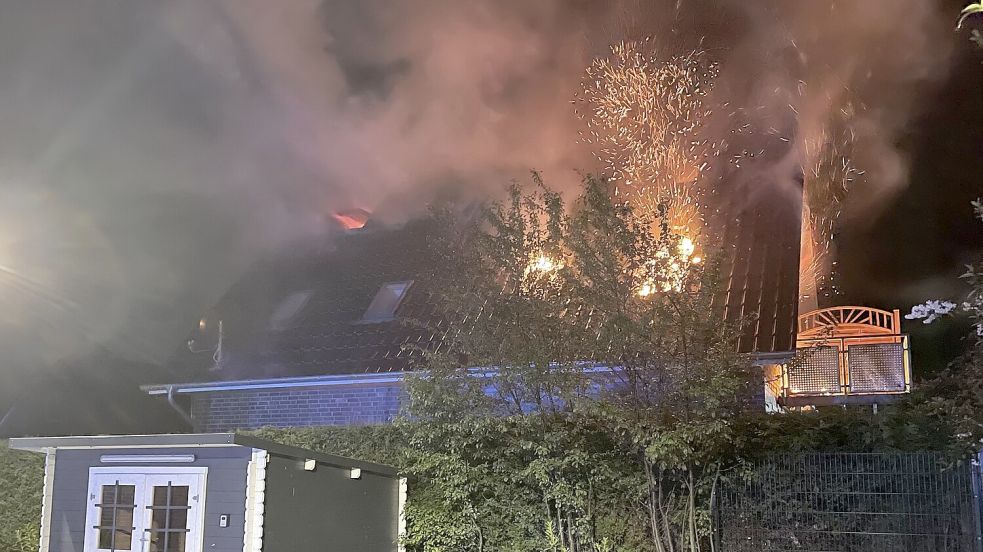 Flammen schlugen im Juni 2022 aus der brennenden Ferienwohnung am Dorfplatz in Leezdorf. Foto: Feuerwehr