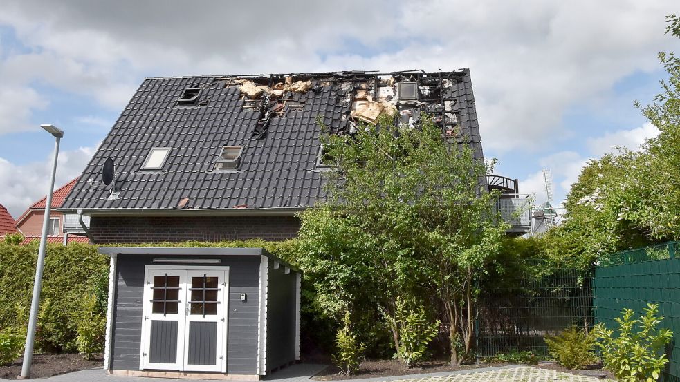 Am Dach des Appartementhauses im Zentrum von Leezdorf waren die Schäden deutlich erkennbar. Foto: Thomas Dirks