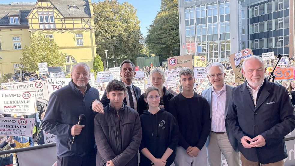 Auch die Schülervertretungen vom Gymnasium sowie der IGS kamen zu Wort und hatten klare Botschaften an die Politik und Verwaltung. Foto: Mieke Matthes