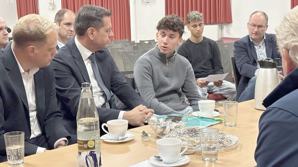 Lennard Frank von der Schülervertretung des Gymnasiums Ulricianum nutzte die Gelegenheit zum Gespräch mit dem Niedersächsischen Ministerpräsidenten. Foto: Mieke Matthes
