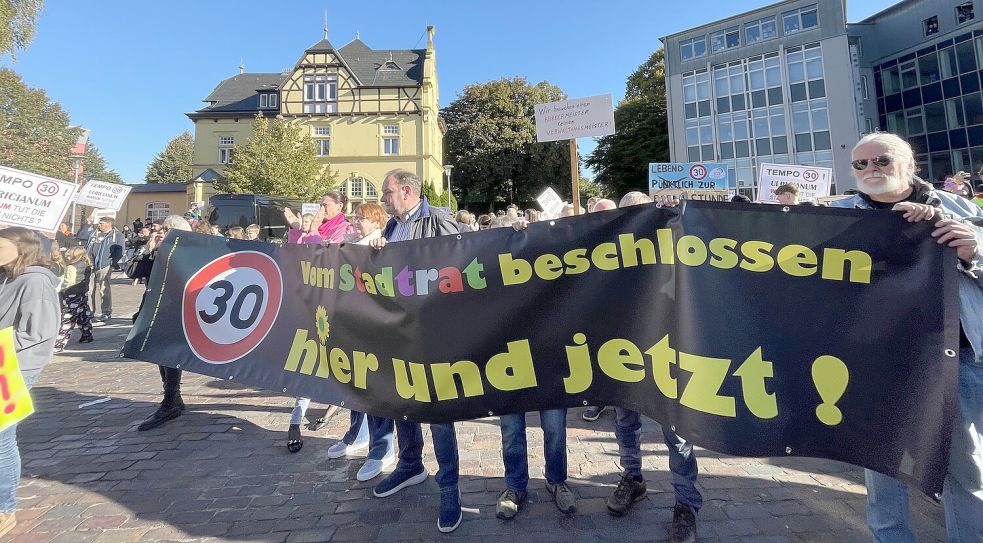 Auch Mitglieder des Auricher Stadtrates zeigten bei der Demonstration Flagge. Der Rat hatte im Sommer einstimmig für die Einführung von Tempo 30 vor dem Ulricianum votiert. Der Beschluss wird nun seit Wochen kommunal- und verkehrsrechtlich geprüft. Foto: Julia Conrads