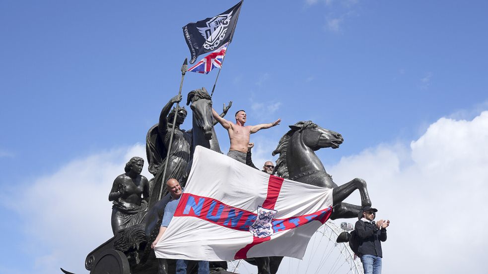 Bei der von dem Rechtsextremen Tommy Robinson initiierten Demonstration in London kamen rund 120.000 Menschen zusammen. Foto: dpa/AP/Joanna Chan
