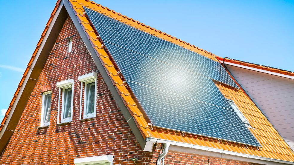 Nach 20 Jahren EEG-Förderung stehen 40.000 Photovoltaik-Anlagenbetreiber vor Entscheidungen zu Eigenverbrauch, Volleinspeisung oder Ausbau. Foto: IMAGO / Christian Ohde