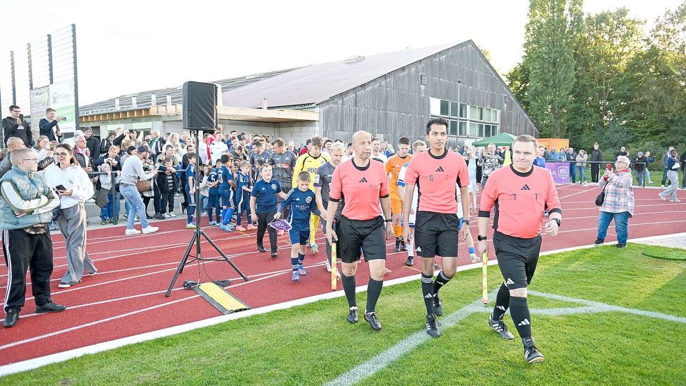 Der Einlauf der beiden Mannschaften zum Benefizspiel. Foto: Michael Titgemeyer