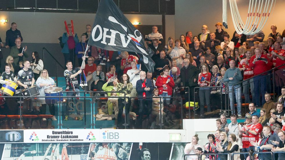 Michael Meyer, Vorsitzender des OHV-Fanclubs „Supporters“, schwenkte beim Gastspiel der Auricher Drittligahandballer in Wilhelmshaven in der vergangenen Saison die Vereinsfahne. Seine Mitstreiterinnen und Mitstreiter schlugen auf die Pauke. Foto: Jens Doden (Emden)