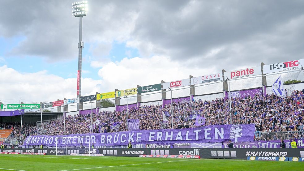 Die Ostkurve ist ohnehin immer voll, der VfL Osnabrück freut sich aber insgesamt über einen hohen Zuschauerschnitt an der Bremer Brücke. Foto: Michael Titgemeyer