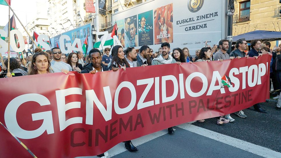 Teilnehmer einer propalästinensischen Demonstration im spanischen Teil des Baskenlandes warfen Israel einen Völkermord im Gazastreifen vor. Foto: Arnaitz Rubio/EUROPA PRESS/dpa