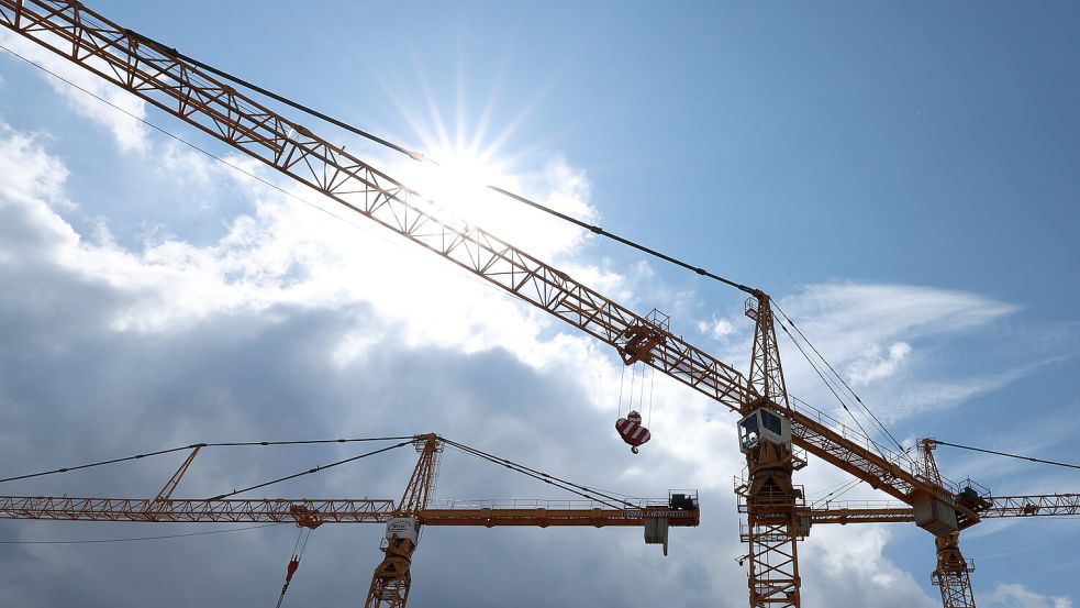 Baukräne: Zieht die Konjunktur in Deutschland bald wieder an? Foto: dpa/Karl-Josef Hildenbrand