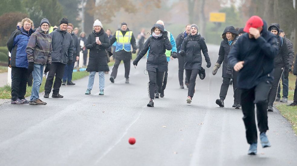Diese Szene wurde in der Vorsaison während der Ligapartie Dietrichsfeld gegen Rahe aufgenommen. Die Dietrichsfelderinnen unterlagen mit 0:6. Fotos: Wilfried Gronewold