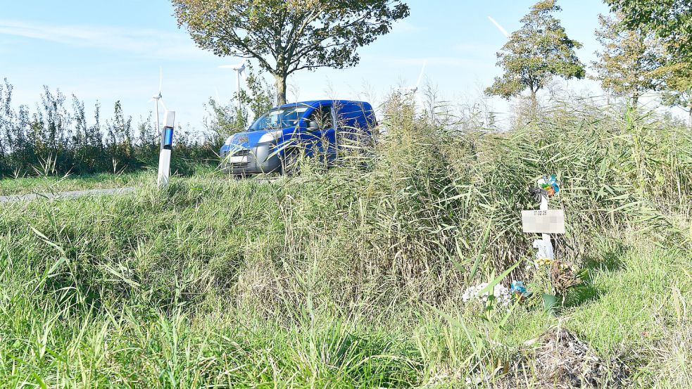 An der Unfallstelle erinnert ein Kreuz an das Geschehen vom 17. Februar 2025. Foto: Heinz Wagenaar