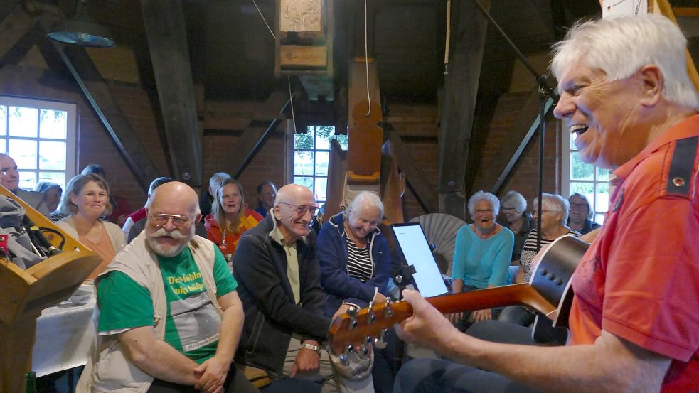 Seit 1965 stets ein Garant gute Laune: Enno Jakobs, hier bei einem Solo-Auftritt 2023 in der Tjaden Mühle in Südcoldinne. Foto: Werner Jürgens