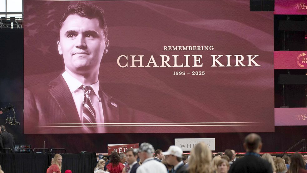 Zu Lebzeiten ein Redner, im Tod ein Märtyrer: Charlie Kirk, hier auf einem Plakat bei der Trauerfeier für den Emordeten. Foto: Imago/Eduardo Barraza