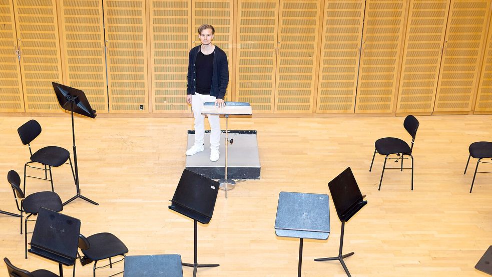 So allein steht der neue Osnabrücker Generalmusikdirektor Christopher Lichtenstein nur fürs Foto an seinem Arbeitsplatz im Orchesterstudio des Theaters. Foto: Michael Gründel