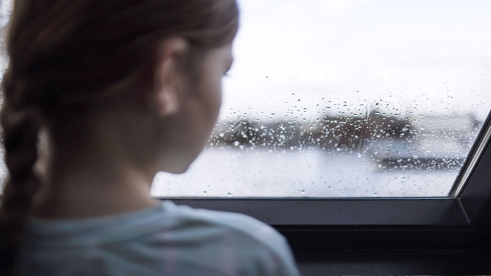 In Osnabrück lebt fast jedes fünfte Kind in einer Familien, die Sozialleistungen bezieht. Die Kommunalpolitik lässt das anhaltende Problem der Kinderarmut nicht kalt. Foto: IMAGO/photothek/Ute Grabowsky