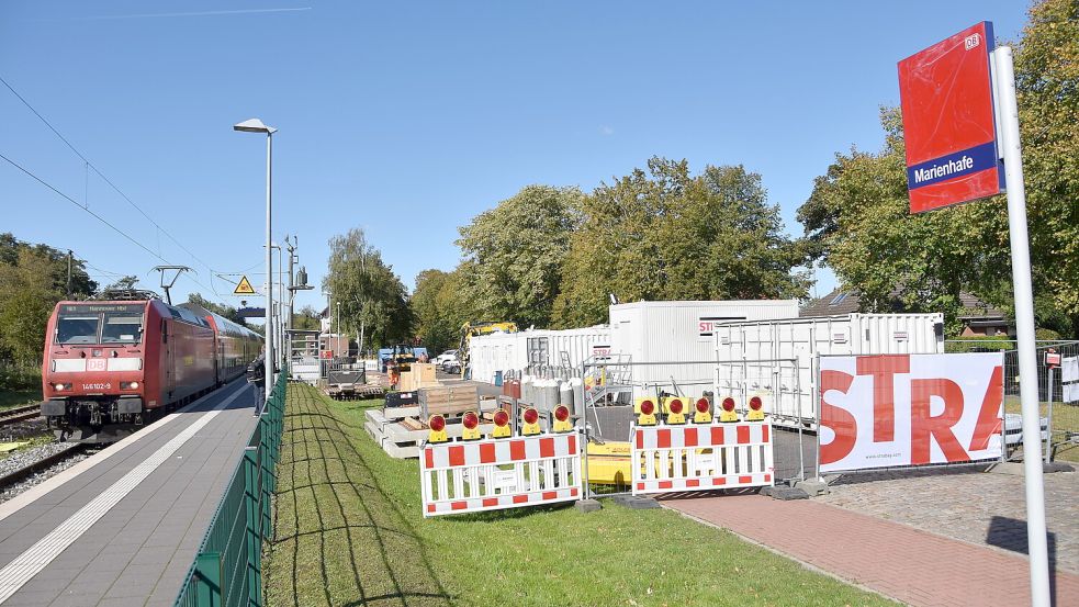 Vorbereitung auf die Bauarbeiten: Am Bahnhof in Marienhafe hat das Bauunternehmen Gerätschaften und Material deponiert. Foto: Thomas Dirks