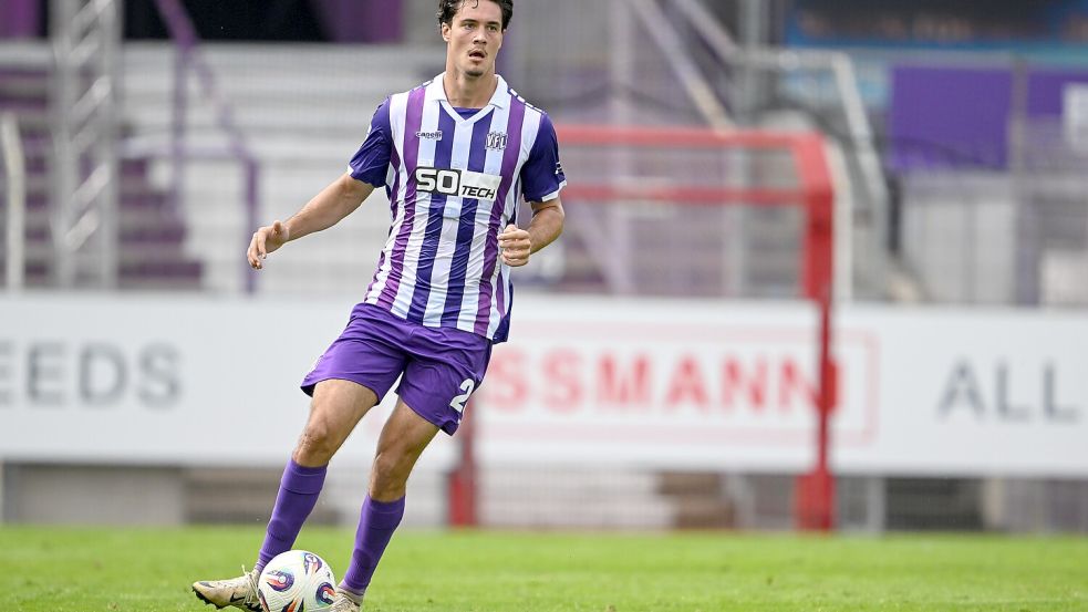 Theo Janotta (Osnabrück) am Ball im Testspiel gegen Holstein Kiel. Foto: Michael Titgemeyer