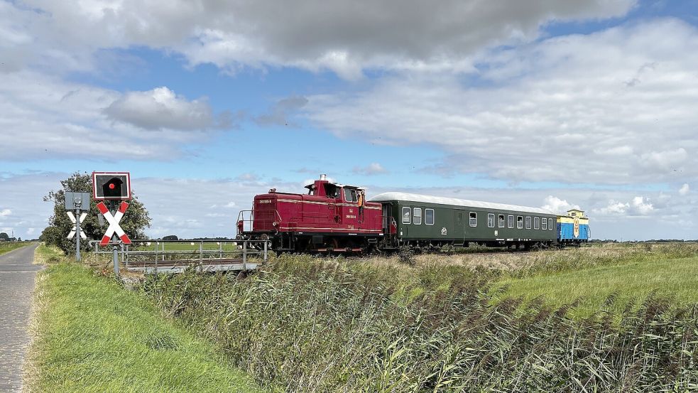 Der Zug der Museumseisenbahn Küstenbahn Ostfriesland kurz vor dem Haltepunkt Westerende. Foto: Mia Schulze/MKO