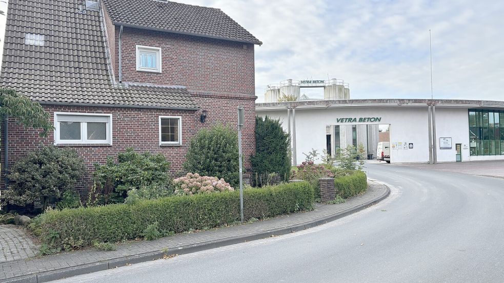 Das alte Wohnhaus in direkter Nachbarschaft zum Betonwerk am Hafen ist energetisch und technisch veraltet. Eine Sanierung wäre sehr kostspielig, daher soll es nun dem neuen Stellplatz weichen. Foto: Mieke Matthes