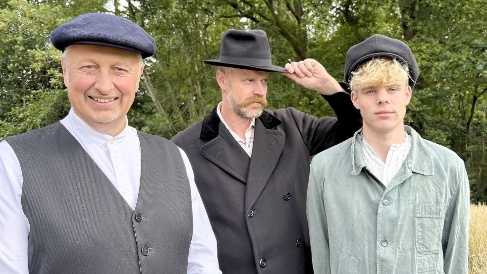 Einmal bitte in die Rollen schlüpfen: Edzard Müller (von links) als Egge Mansholt, Jens Soeken als Berend Soeken und Jesko Soeken als Focke Focken. Foto: Nicole Böning