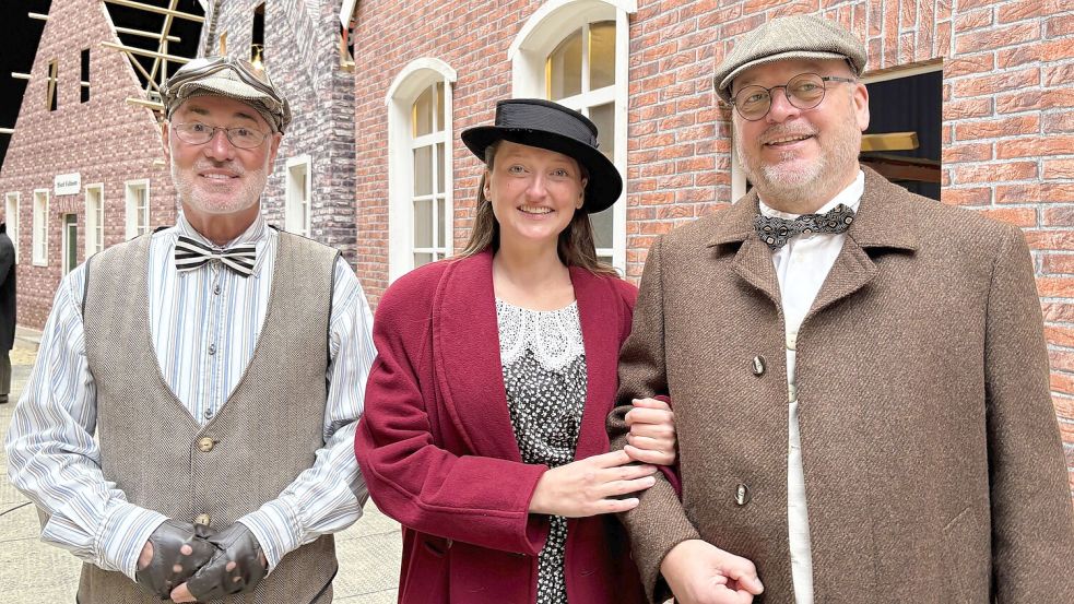 Peter Buhl (von links) ist der Chauffeur von Maike Rosenboom in der Rolle von Frau Dr. Poppinga und Frank Mansholt als Dr. Poppinga. Foto: Nicole Böning