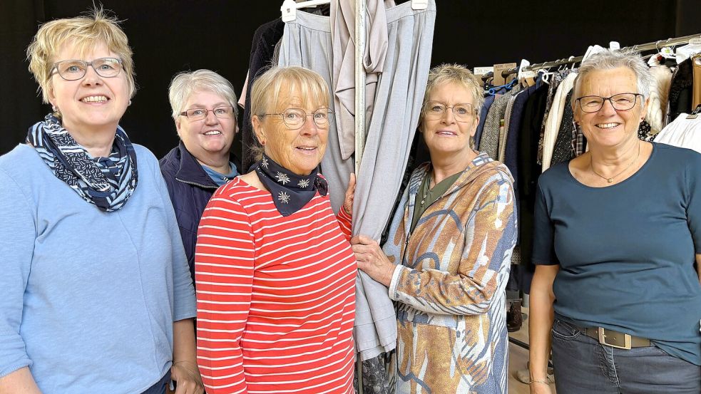 Sie verwandeln die Darsteller in echte Zeitzeugen: Das Team für die Kostüme besteht aus Heidi Hirthe (von links), Gerda Meyer, Marlene Hedemann, Marina Bohlen und Gertrud Rogge. Foto: Nicole Böning