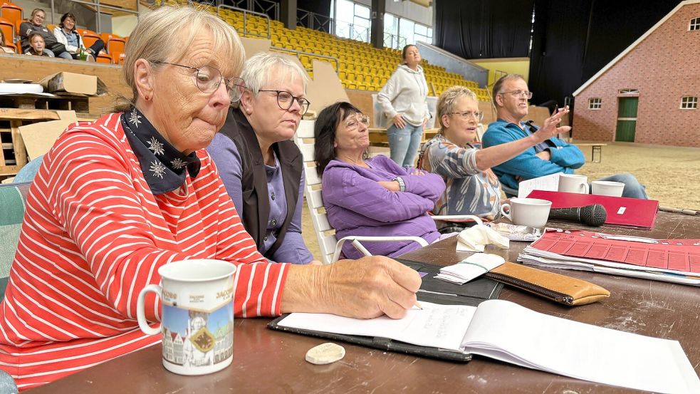 Sie begutachten kritisch die Kostüme: Marlene Hedemann, Silke Fischer, Regisseurin Elke Münch, Marina Bohlen und Ludwig Soeken. Foto: Nicole Böning