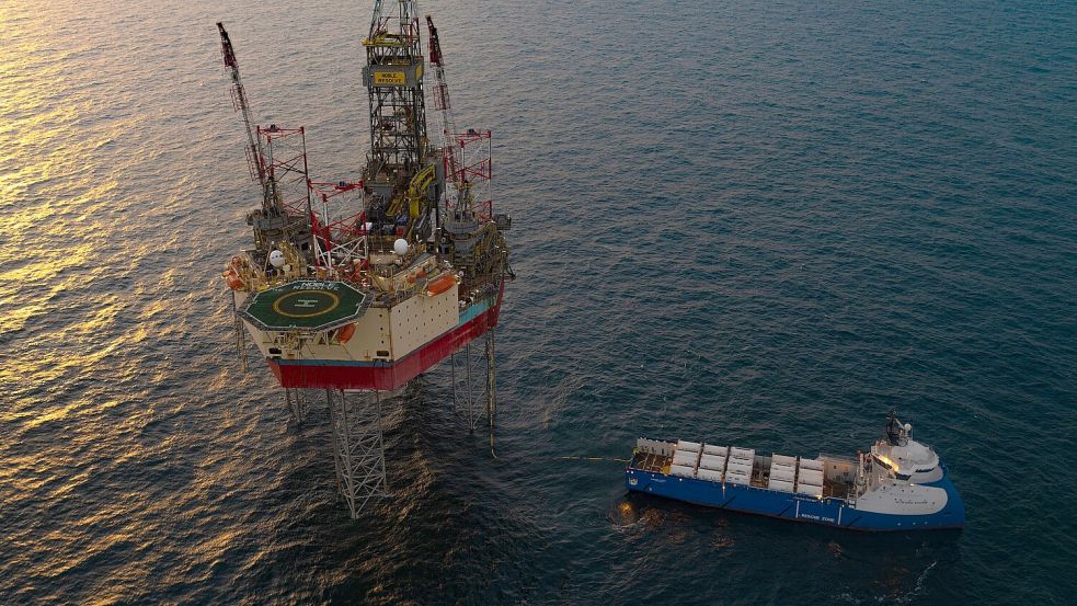 Flüssiges CO2 wird von einem Schiff auf die Offshore-Plattform Nini-West in dänischen Gewässern verladen und von dort in ein ausgefördertes Ölfeld eingespeist. Foto: dpa/INEOS Energy | FJ-MCAULEY