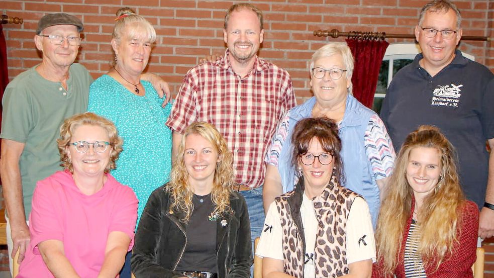 Sie stehen in diesem Herbst auf der Leezdorfer Theaterbühne: Jakobus Ommen (stehend von links), Heidi Frerichs, Steffan Meyer, Else Bontjes und Heiko Briese sowie Erika Koch (sitzend von links), Edda Frerichs, Heidi Schmidt und Jessica Hinrichs. Foto: privat