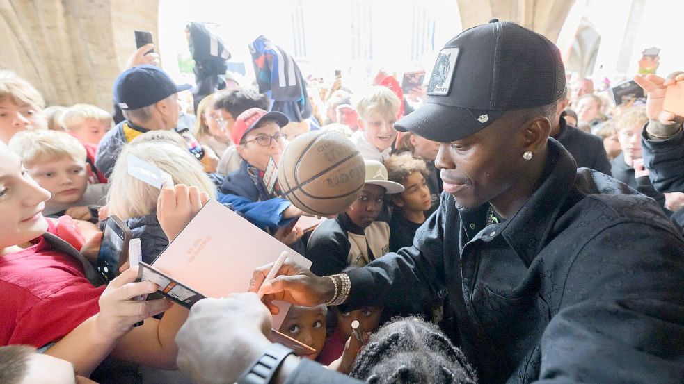 Tausende Basketball-Fans feierten Dennis Schröder in Braunschweig. Foto: Julian Stratenschulte