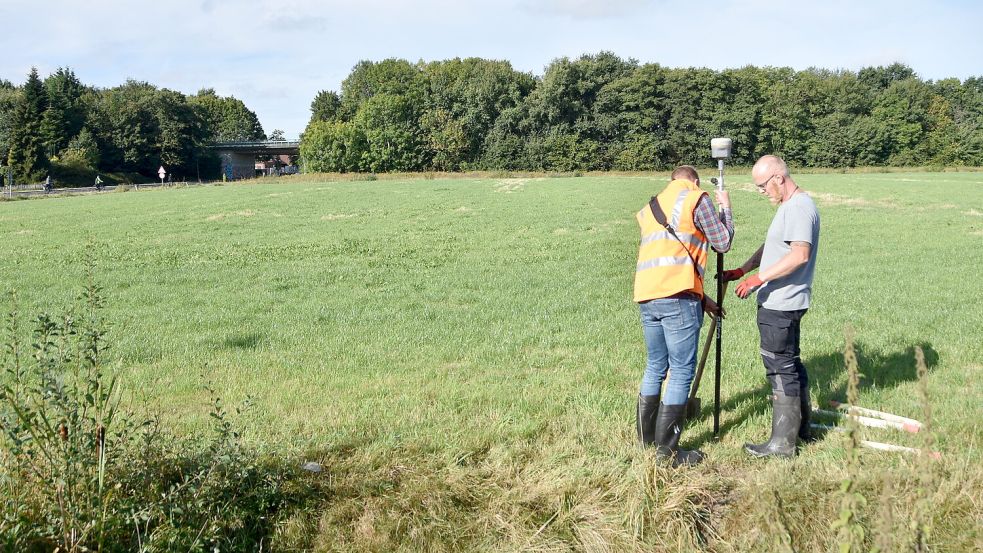 Am 10. September schlugen Landvermesser zur Markierung eines Grundstücks Grenzpflöcke auf dem Grünland an der Kirchstraße ein. Foto: Thomas Dirks