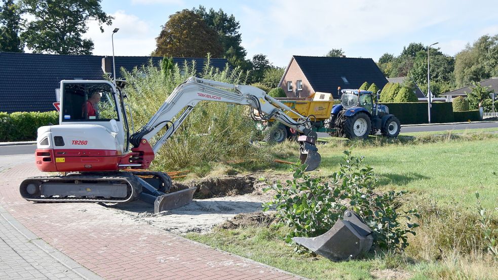 Mit einem Bagger wurde die Zufahrt von der Straße Langhörn zum neuen Grundstück der Firma Jo. Thomes gebaut. Foto: Thomas Dirks