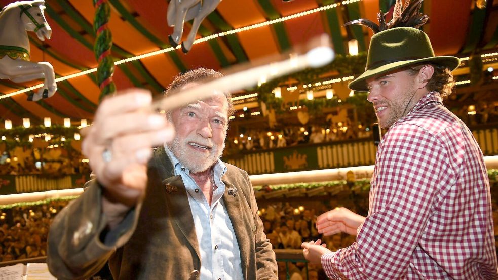 Frohgelaunt griff der „Terminator“ im Marstall-Festzelt zum Taktstock. Foto: Felix Hörhager