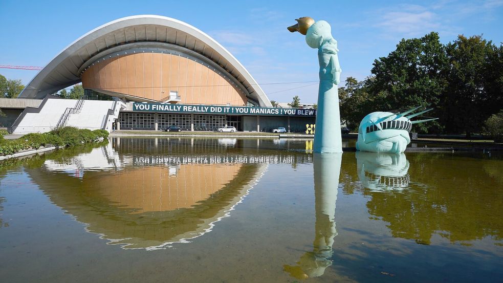 „Planet der Affen“ oder Böhmermann-Ausstellung? Die New Yorker Freiheitsstatue scheint am Haus der Kulturen der Welt versenkt zu sein. Foto: Annette Riedl