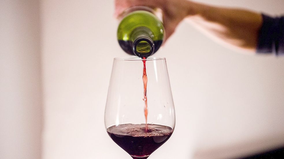 2025 wird nach Einschätzung des Deutschen Weininstituts ein guter Burgunder- und Rotweinjahrgang. (Symbolbild) Foto: Finn Winkler/dpa