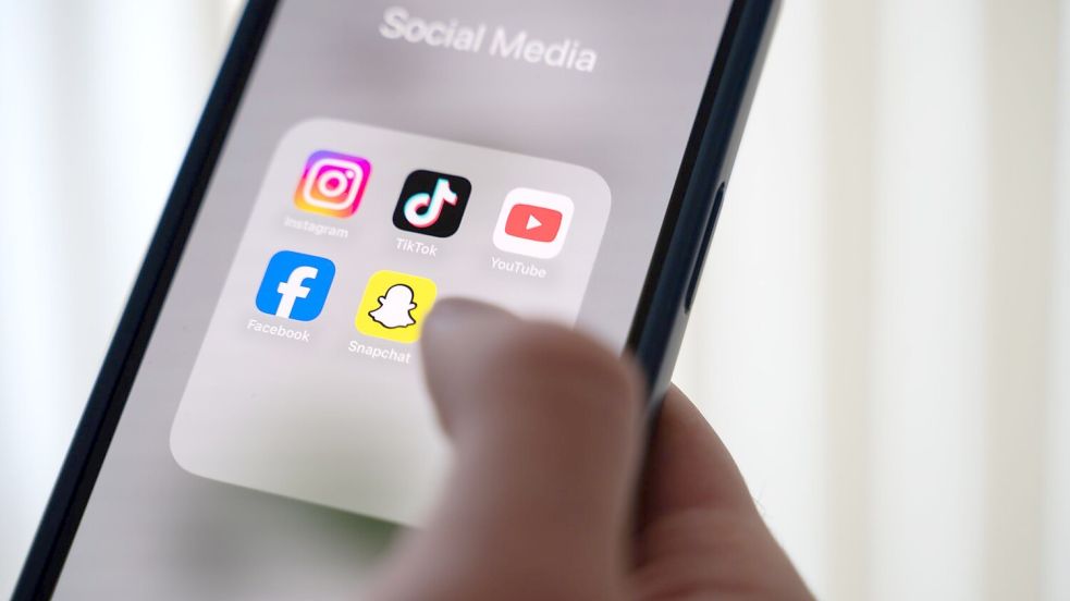 Das Display auf einem Smartphone zeigt verschiedene Social Media Apps an. Foto: Alicia Windzio