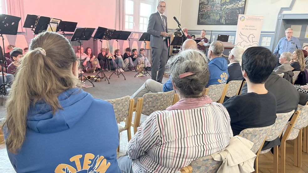 Dr. Christian Stock als Vertreter des Kultusministeriums wehrte sich gegen harte Kritik an der geplanten Oberstufenreform. Foto: Aiko Recke