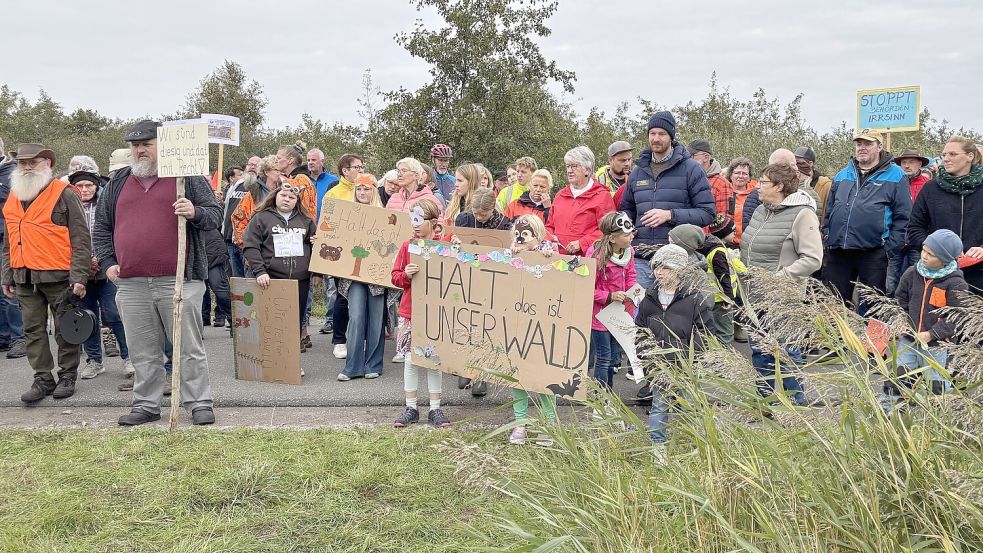Jung und Alt demonstrierten in Forlitz für den Wald. Die Anwohner zeigten, dass sie mit den Plänen der Behörden nicht einverstanden sind. Foto: Lasse Paulsen