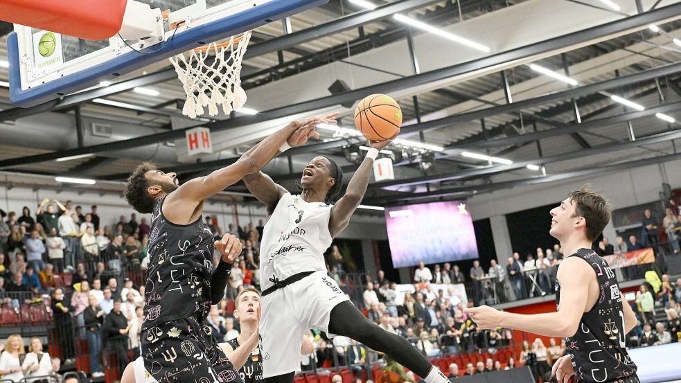 Bester Werfer mit einigen spektakulären Aktionen für die Artland Dragons war Amir Hinton (am Ball, 22 Punkte). Foto: Rolf Kamper