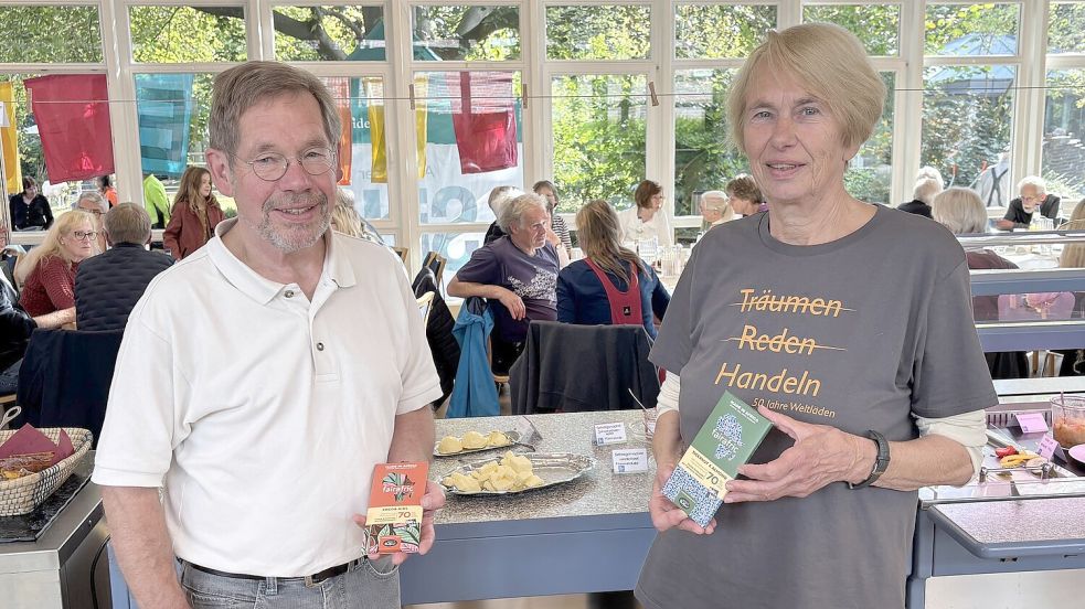 Gert Pohlenz-Schomann und Mareike Neudeck vom Weltladen. Foto: Lasse Paulsen