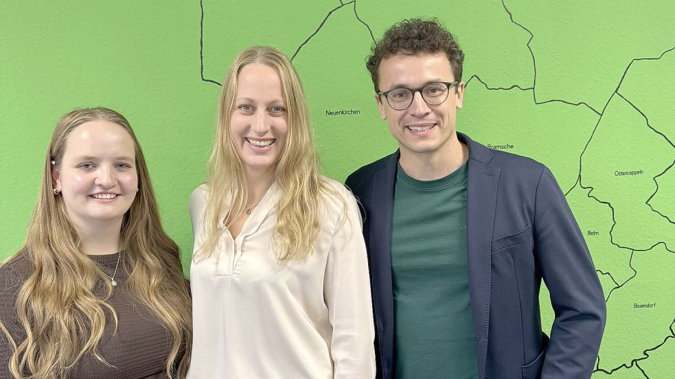 Nach der Entscheidung: Osnabrücks Landrätin Anna Kebschull (Mitte) mit den Parteisprechern des Kreisverbandes der Grünen, Maggy Moog und Fabian Sommer. Foto: Marcus Alwes