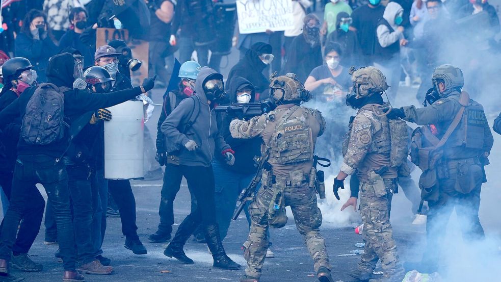 In Portland gibt es seit Längerem Proteste rund um eine ICE-Einrichtung - dabei wurde im Juni auch Tränengas gegen Demonstranten eingesetzt. (Archivbild) Foto: Jenny Kane/AP/dpa