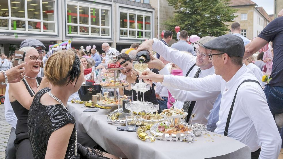 Beim Bürgerdinner auf dem Markplatz werden Bänke und Tische aufgestellt – das Jugendparlament will, dass Tisch-Bank-Kombis an vielen Orten aufgestellt werden. Foto: Thomas Osterfeld